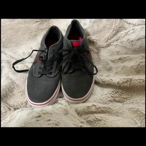 Vans Sneakers (7.5M)